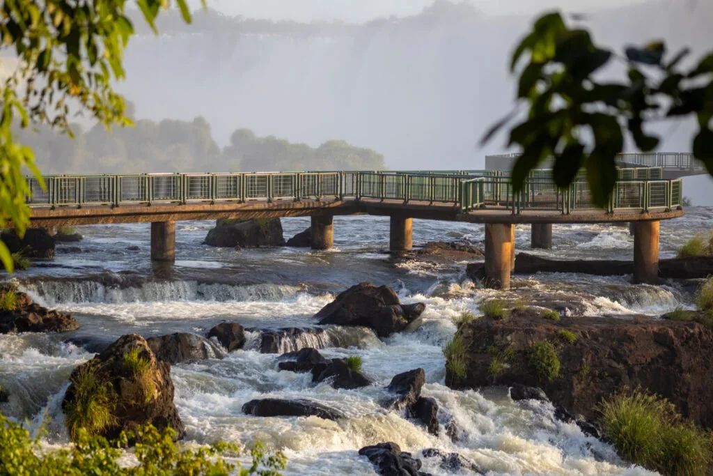 Passarela das Cataratas do Iguaçu no Entardecer