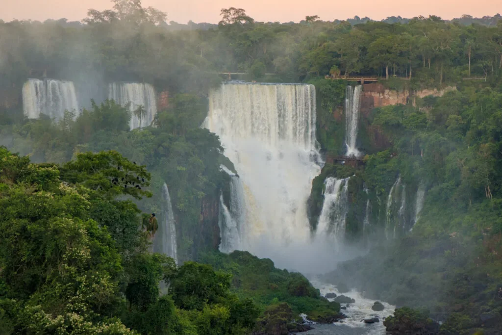 Visão das Cataratas do Iguaçu na fronteira com Argentina