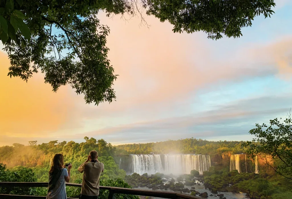 Descubra a Magia Exclusiva do Amanhecer nas Cataratas!