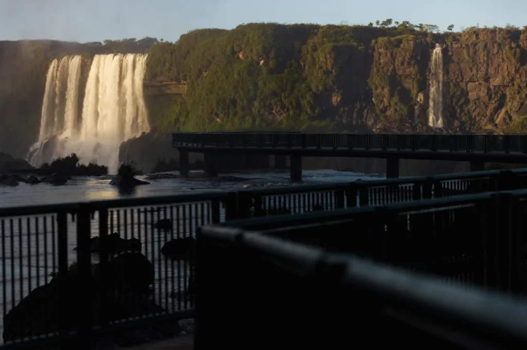 Passarela sob a luz do amanhecer nas Cataratas