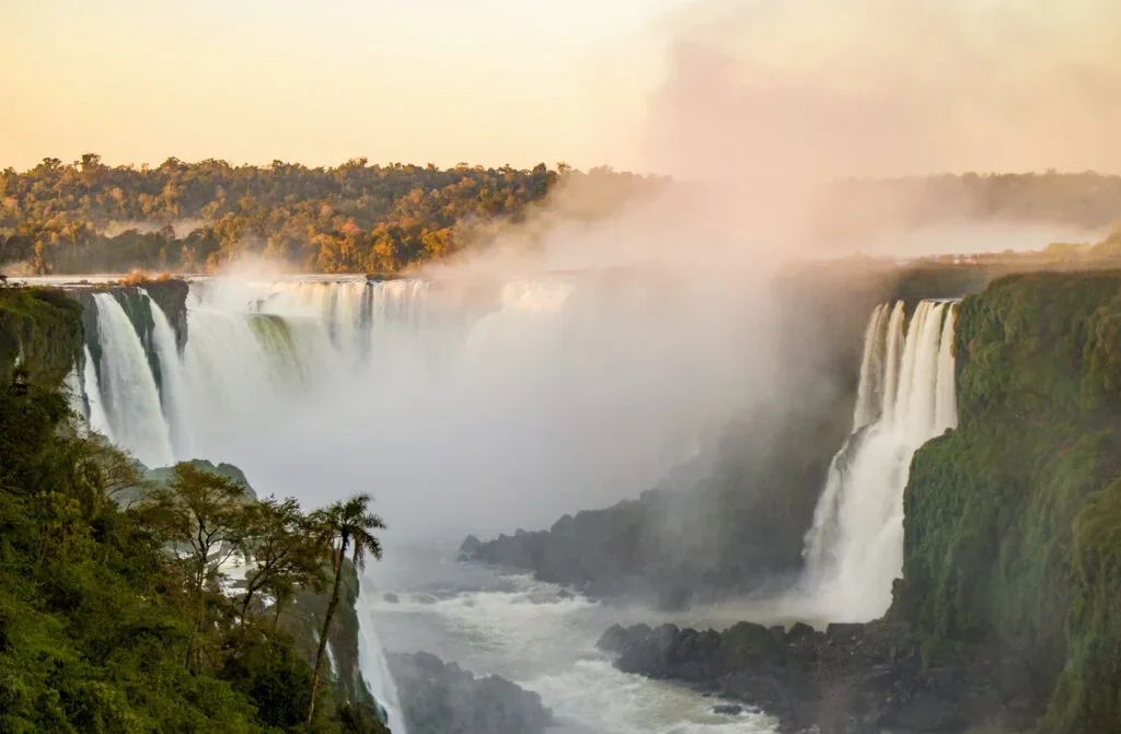 Nascer do Sol nas Cataratas do Iguaçu