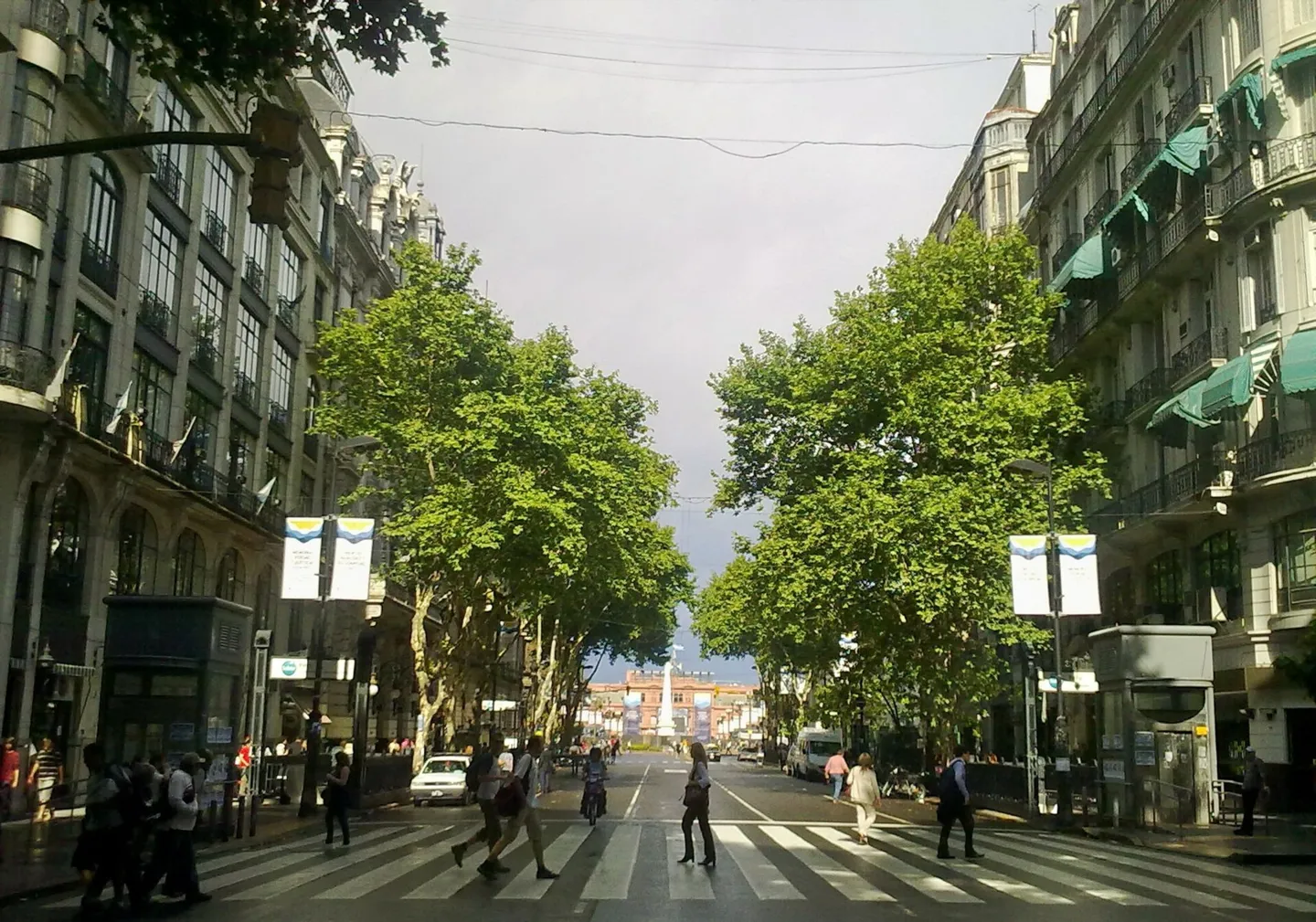 Avenida de Mayo, vista desde la intersección con la calle Perú (peatonal) hacia el Este, Buenos Aires, Argentina. A izquierda y derecha se aprecia tanto el ascensor como la escalera de entrada a la estación Perú del Subte de la línea A. Al fondo al centro se observa la Plaza de Mayo, con la Pirámide de Mayo, y más atrás la Casa Rosada. Las pancartas circunstanciales que cuelgan tienen el logo del festejo del bicentenario de la Revolución de mayo.Este lugar pertenece al barrio porteño de Monserrat.
