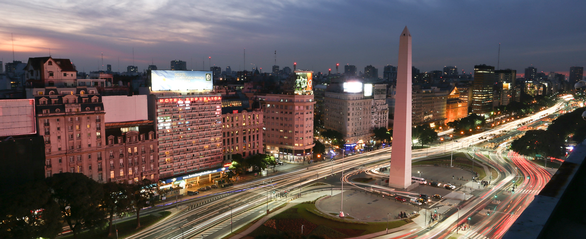 Vista do Obelisco e da Avenida 9 de Julio em Buenos Aires