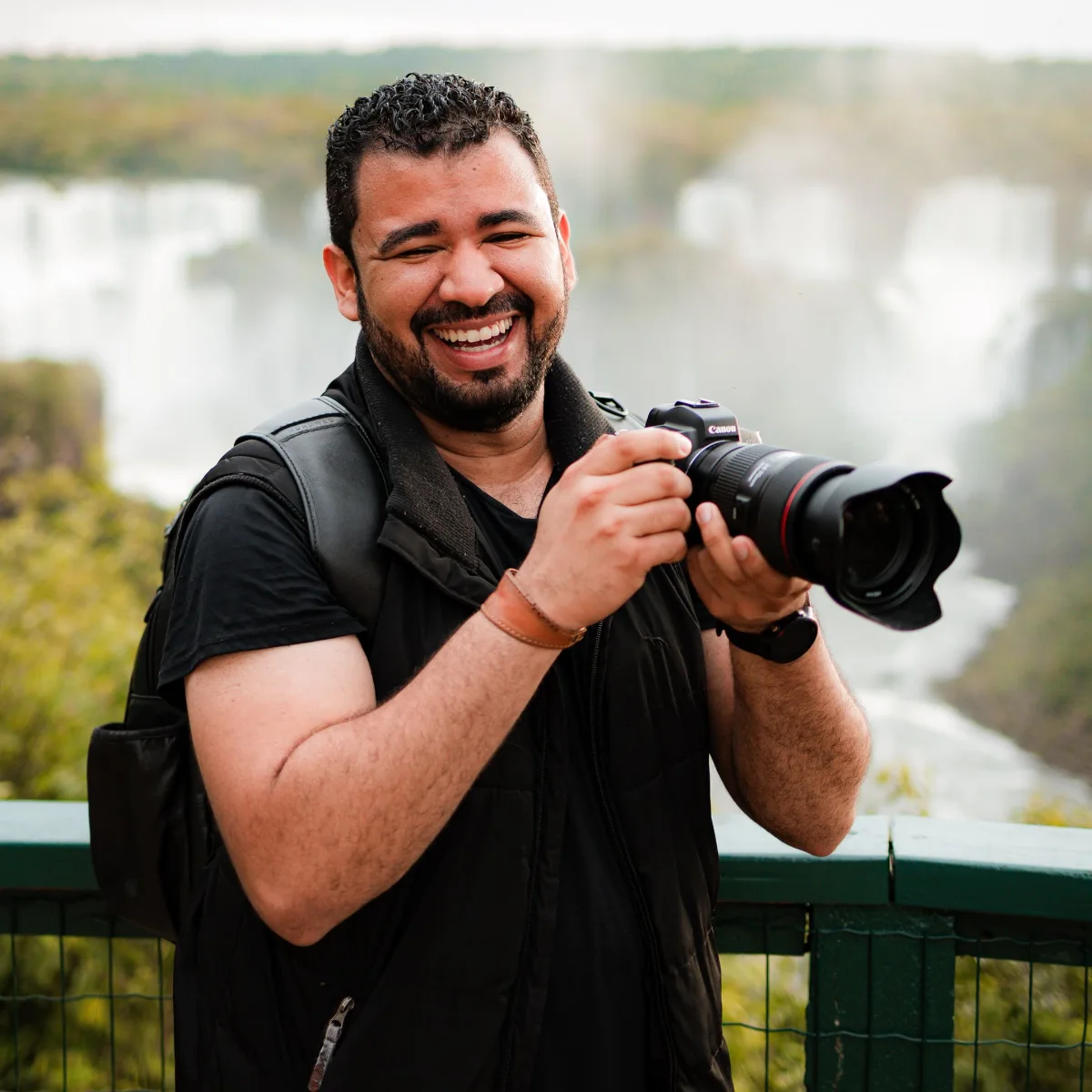 Rafael fotografando nas Cataratas