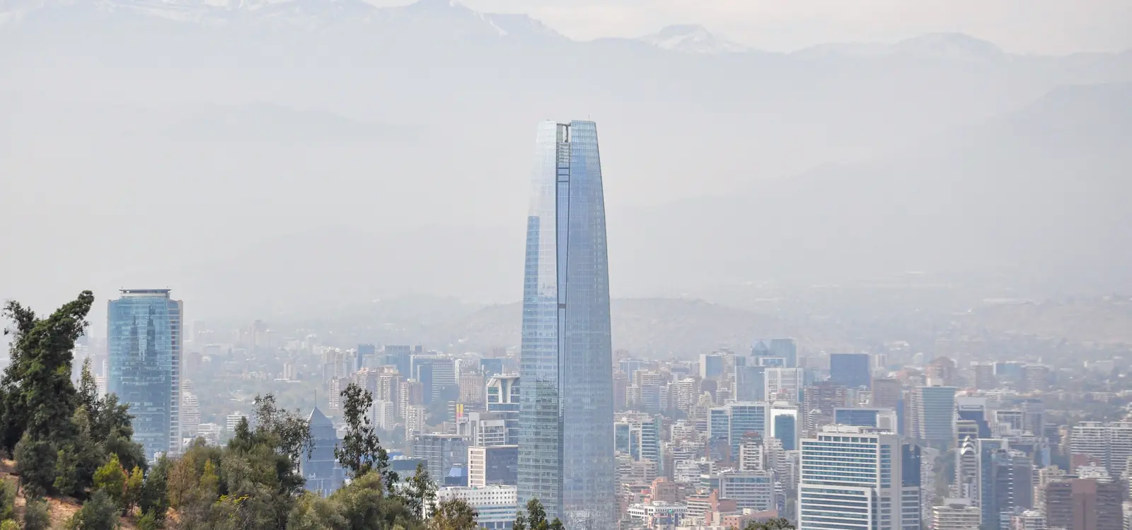 Santiago do Chile com o Gran Torre Santiago e a Cordilheira dos Andes