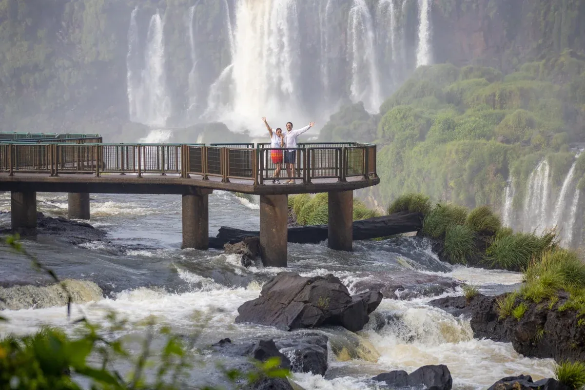 Casal na passarela das Cataratas do Iguaçu