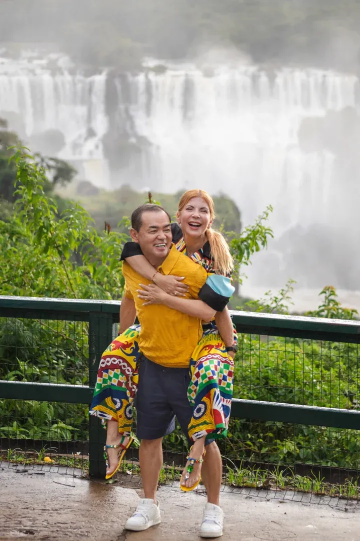 Casal se abraçando durante sessão fotográfica nas Cataratas
