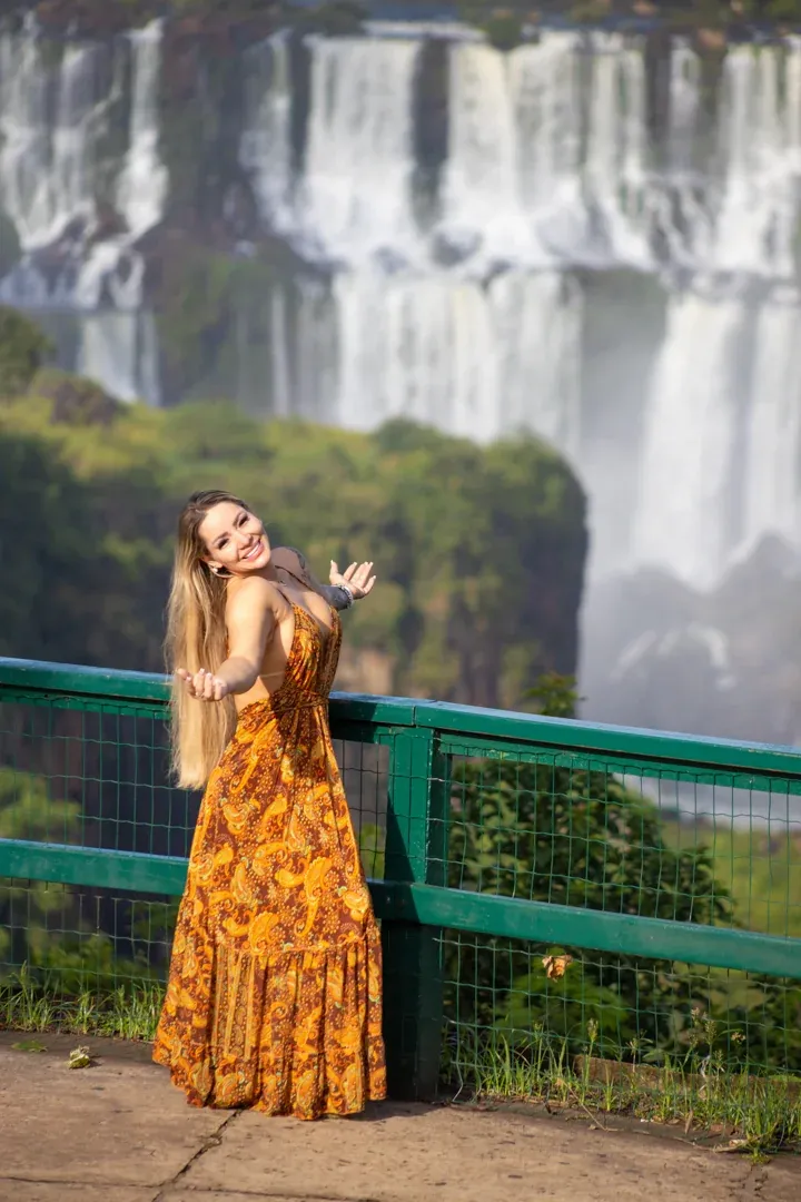 Visitante de vestido laranja durante ensaio nas Cataratas