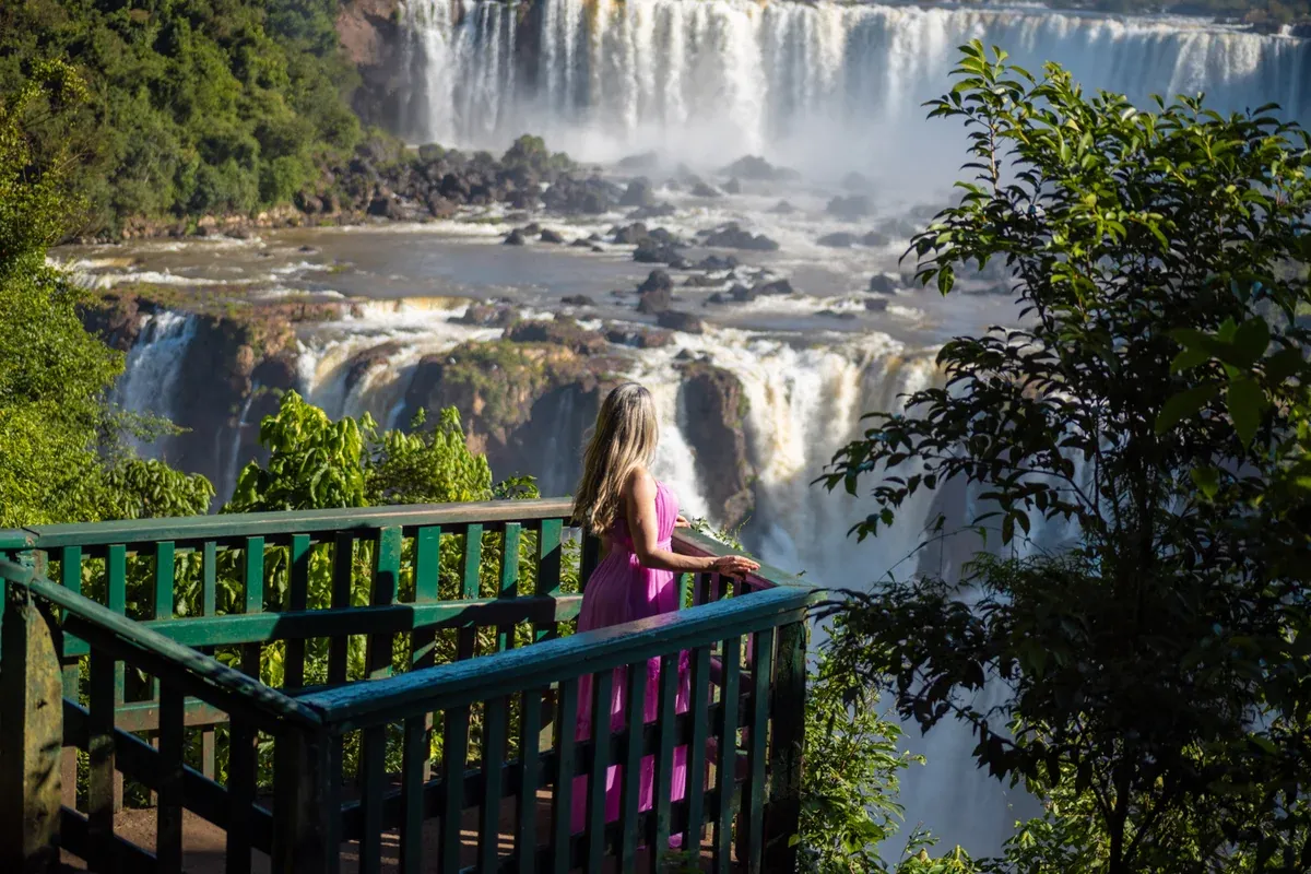 Visitante em um mirante das Cataratas do Iguaçu durante sessão fotográfica com Rafael Guimarães