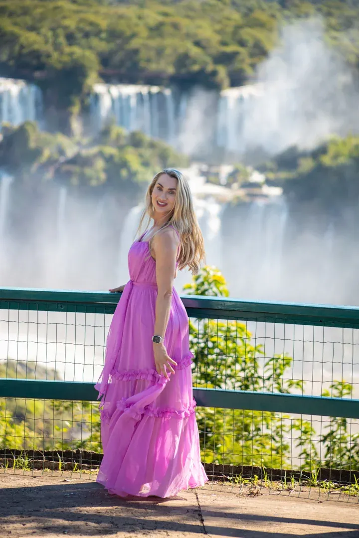 Retrato de visitante com vestido rosa em um mirante das Cataratas do Iguaçu, fotografado por Rafael Guimarães