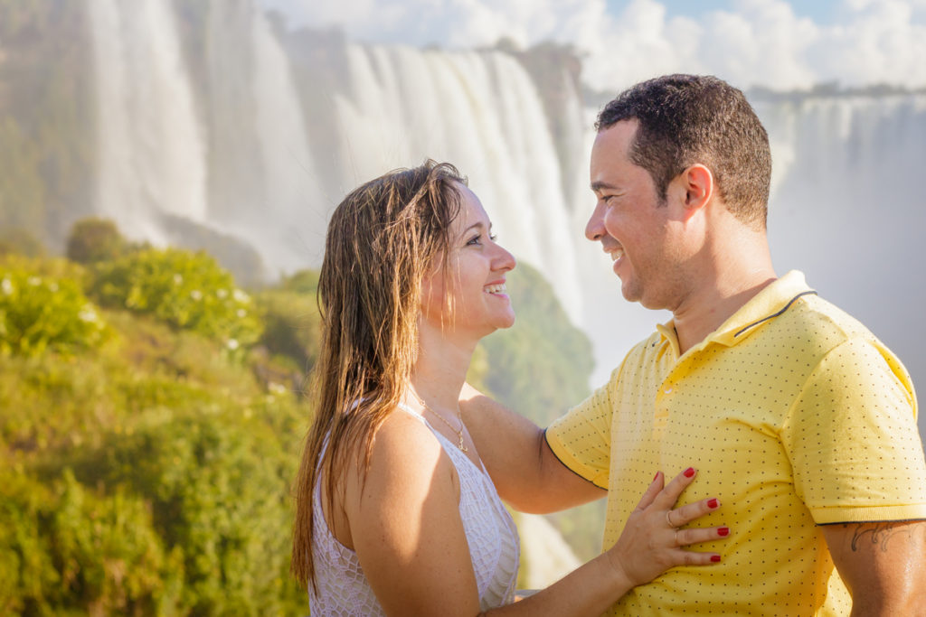 Casal nas Cataratas do Iguaçu - Ao fundo Garganta do Diabo após o Pedido de Casamento - Rafael Guimarães