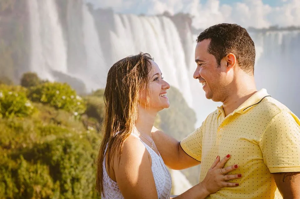 Casal nas Cataratas do Igua&ccedil;u