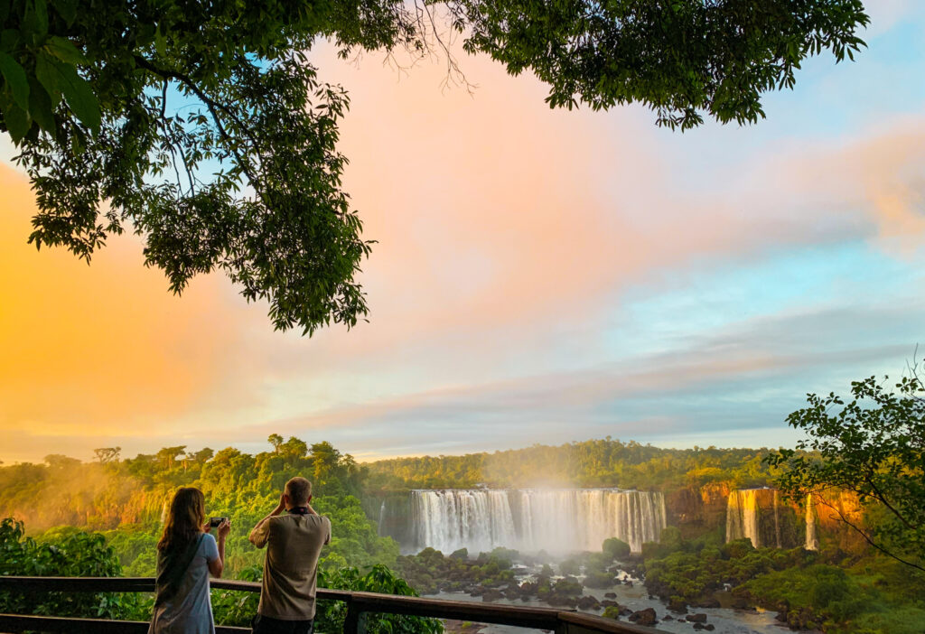 Turistas no amanhecer - Cataratas do Iguaçu