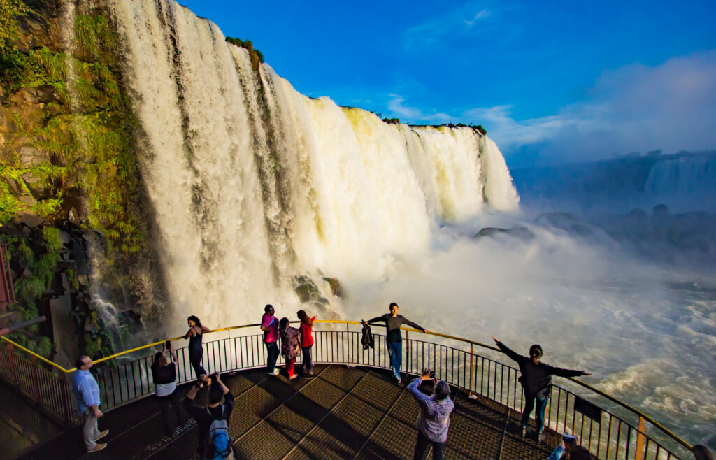 Cataratas do Iguaçu com turistas
