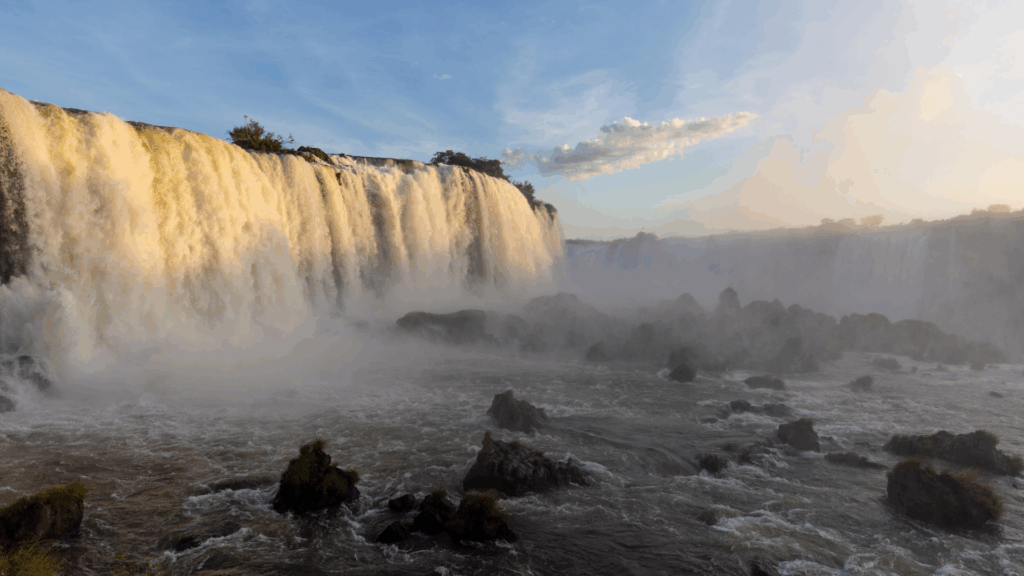 Cataratas do Iguaçu, sob a luz do sol de fim da tarde, todos os créditos de fotografia Rafael Guimarães